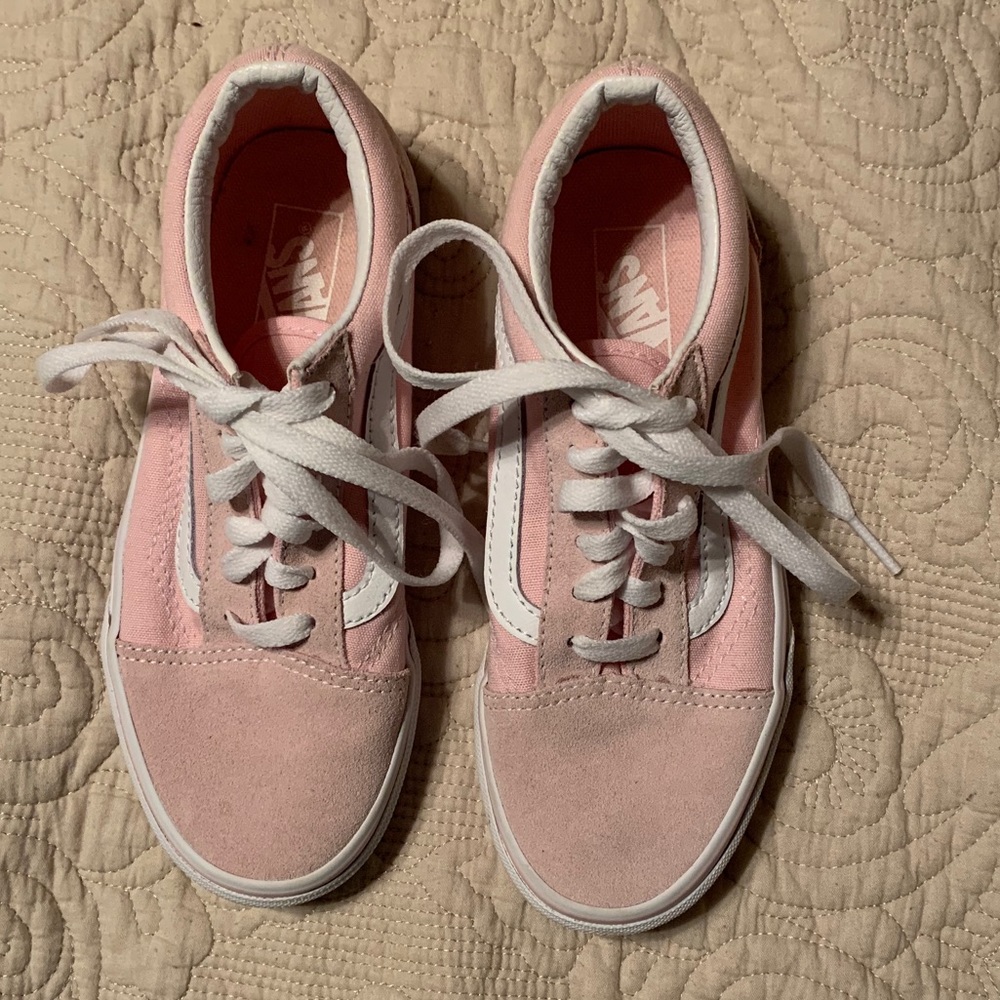 Like new great for back to school! Pink canvas & suede Vans sneakers